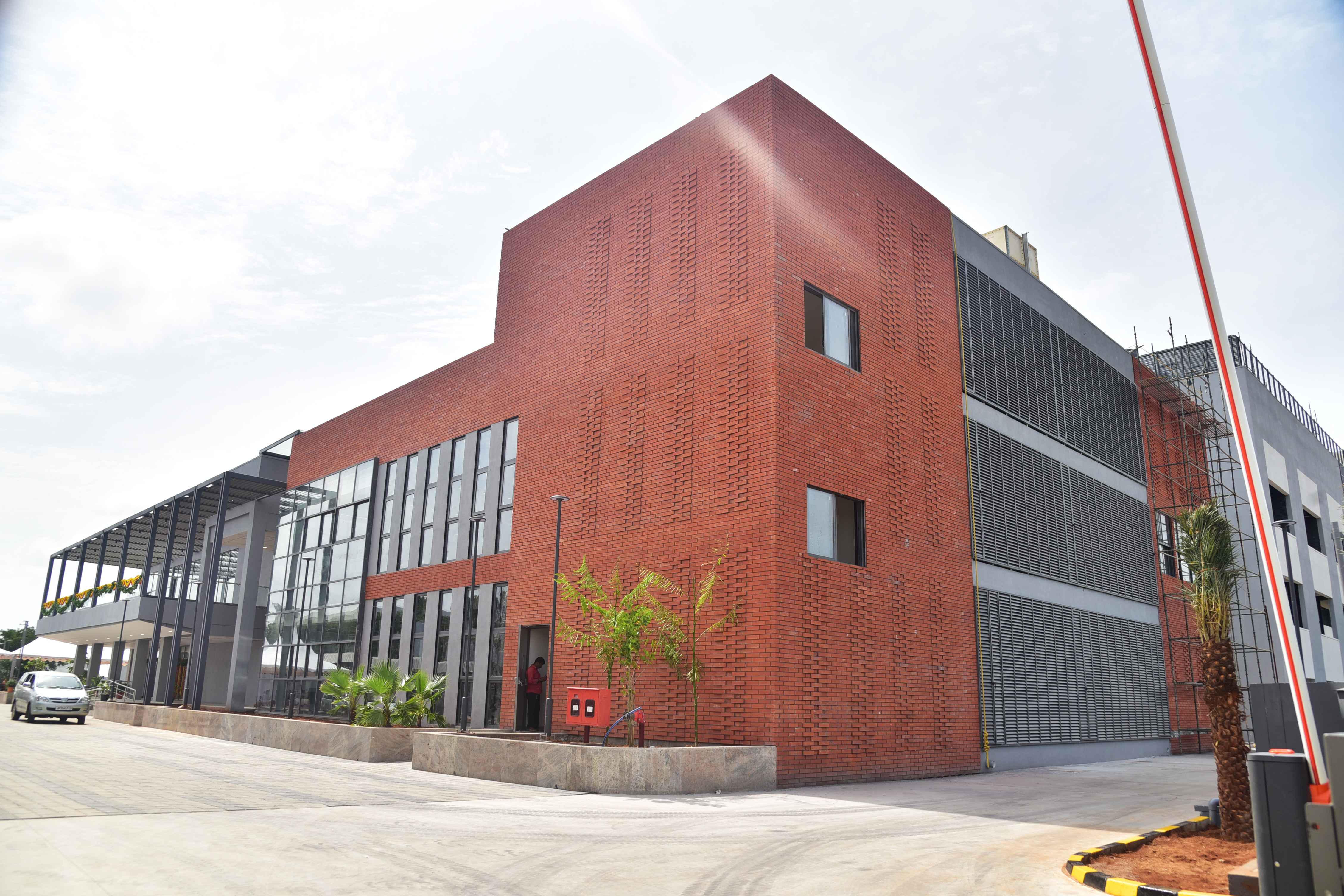 Laurus New R&D Center facility icon - pharmaceutical research and development infrastructure for DS Development